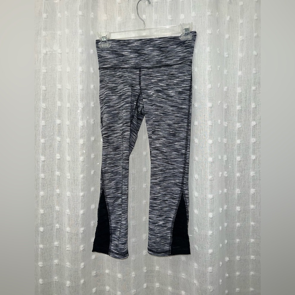 Cropped black/white/gray leggings
